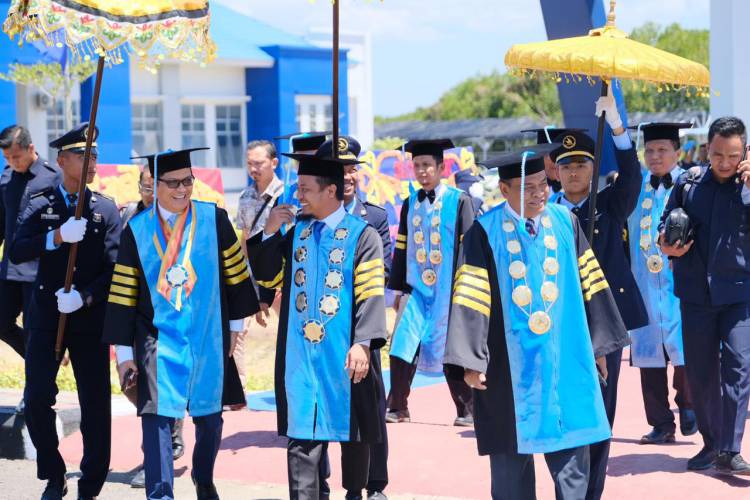 Pelaksanaan Wisuda Angkatan I Tahun Akademik 2018/2019
